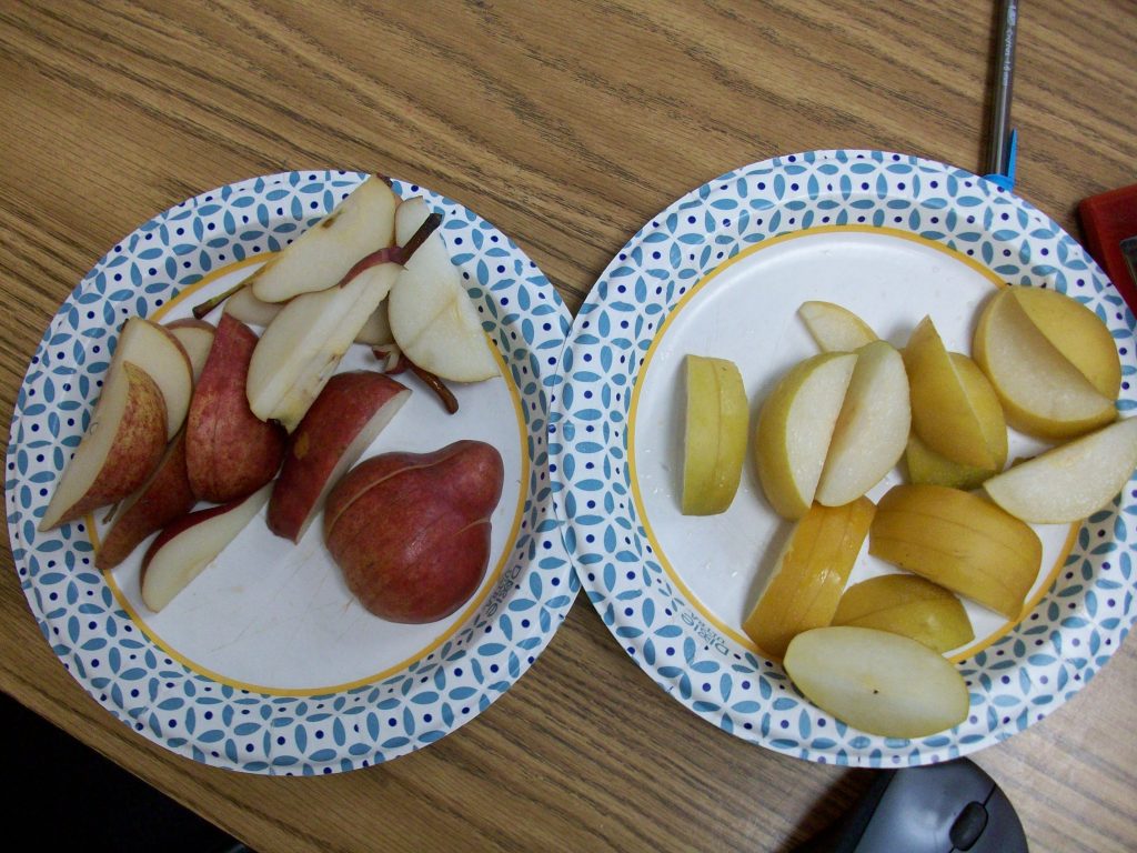 Sliced red and yellow pears